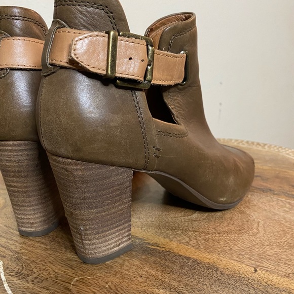 Clarks Shira Nicole Open Toed Heeled Sandals Brown and Tan Leather Ankle Booties - Picture 5 of 12